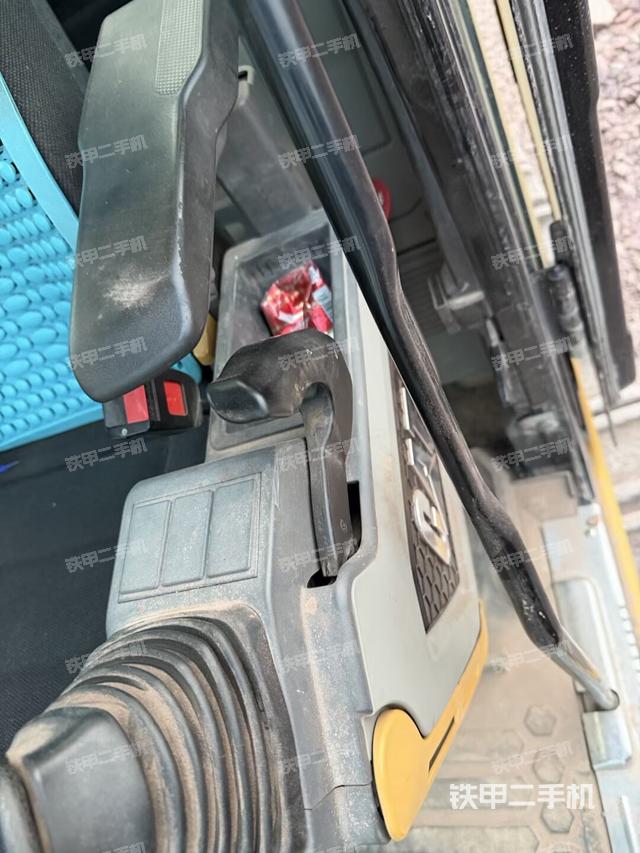 左后方玻璃角標（駕駛室部分）