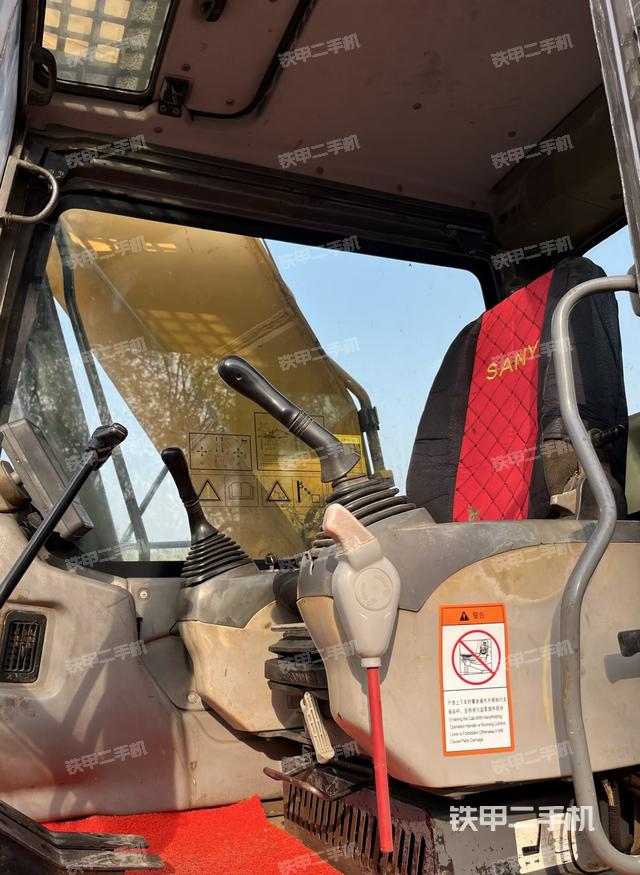 驾驶室顶部（整机外观）