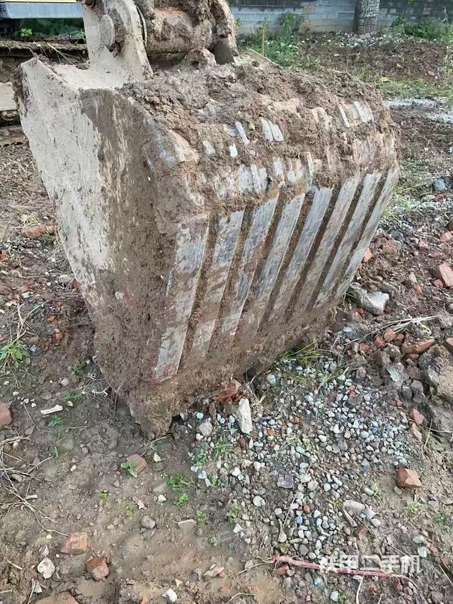 驾驶室顶部（整机外观）