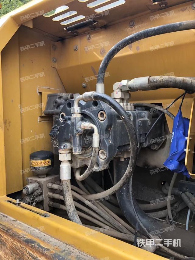 液压泵舱室正面整体（整机外观）