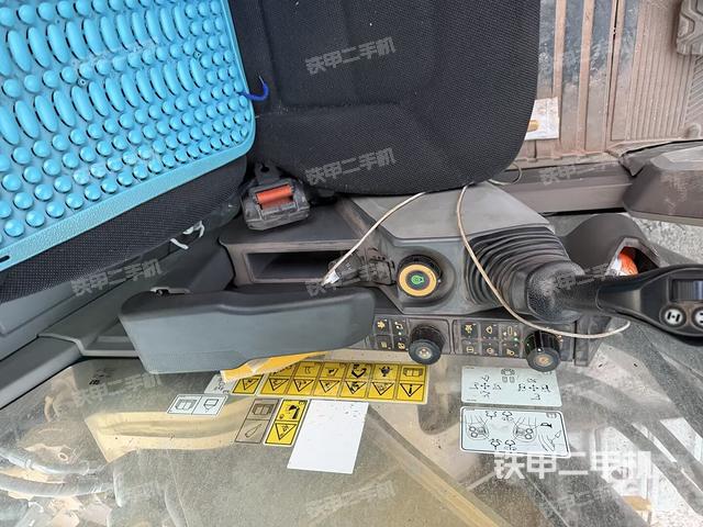 座椅右側控制臺/鑰匙門/油門/含右手柄（駕駛室部分）