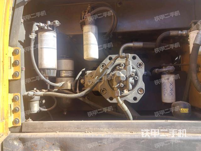 液压泵舱室正面整体（整机外观）