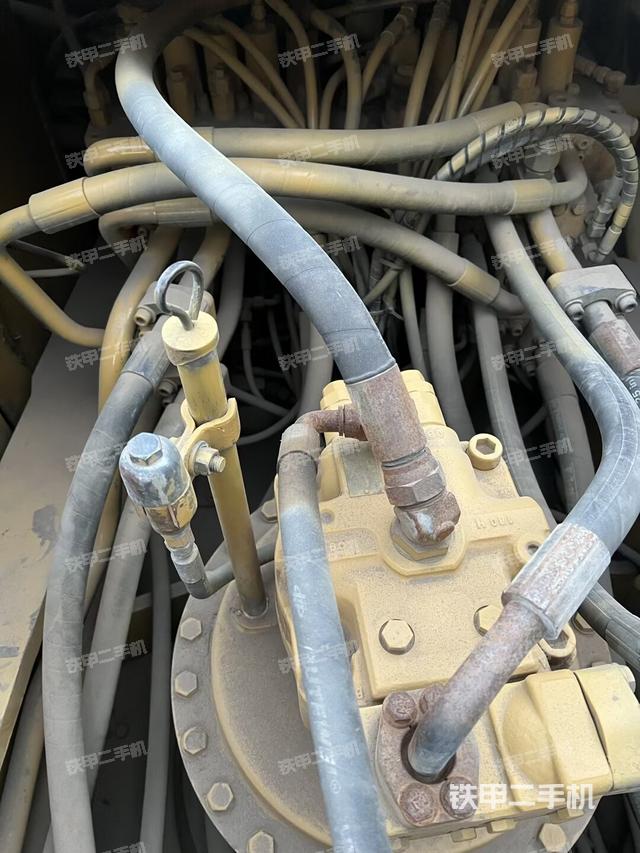 回轉(zhuǎn)馬達(dá)和主控閥（整機(jī)外觀）