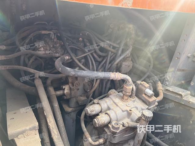 回转马达和主控阀（整机外观）