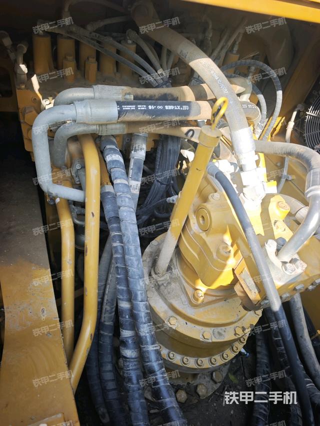 回转马达和主控阀（整机外观）