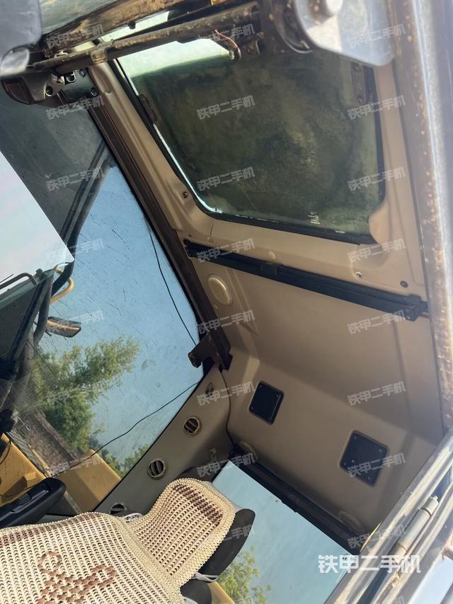 驾驶室顶部（整机外观）