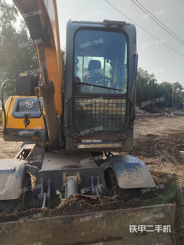 液壓泵艙室正面整體（整機(jī)外觀）