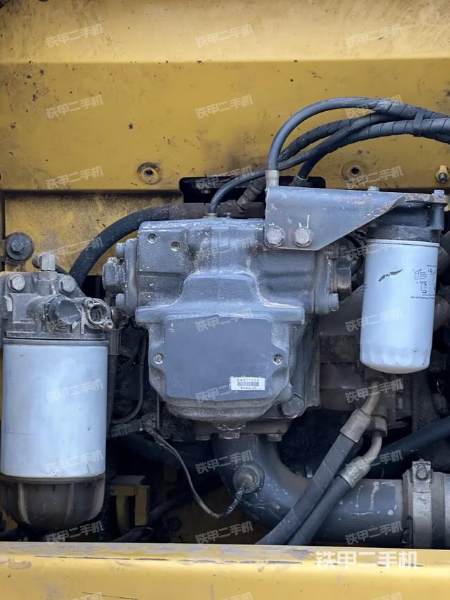 液壓泵艙室正面整體（整機外觀）