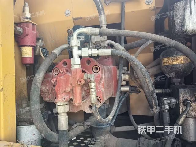 液壓泵艙室正面整體（整機外觀）