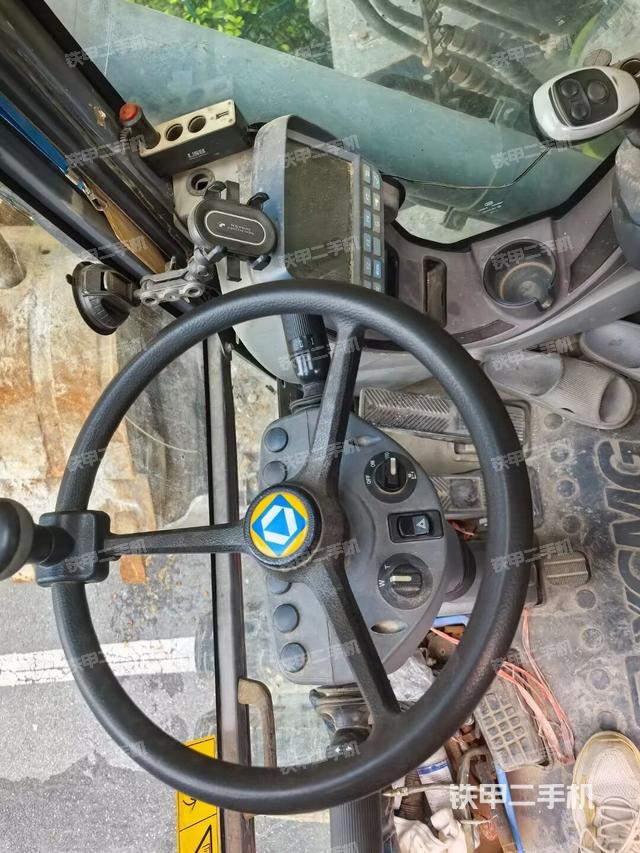 駕駛室整體（整機外觀）