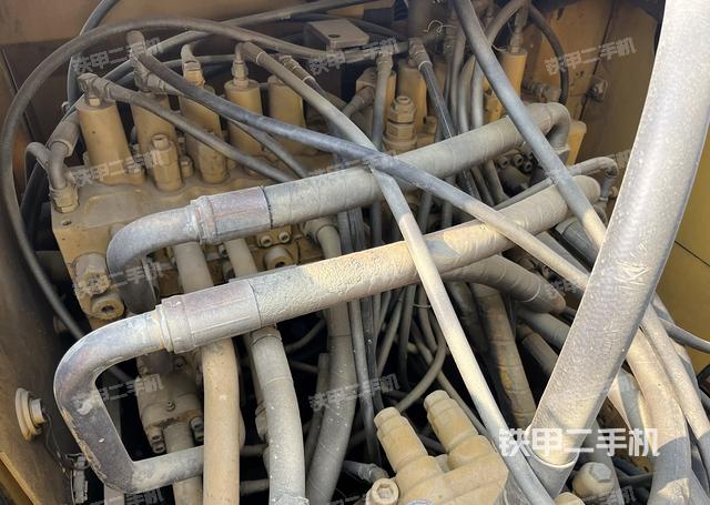 回轉(zhuǎn)馬達(dá)和主控閥（整機(jī)外觀）