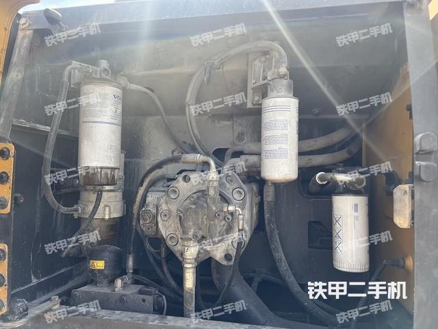 液压泵舱室正面整体（整机外观）