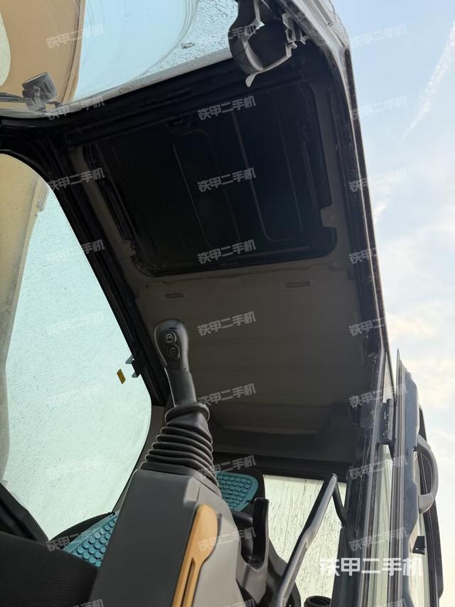 行走控制手柄和踏板?俯拍（駕駛室部分）