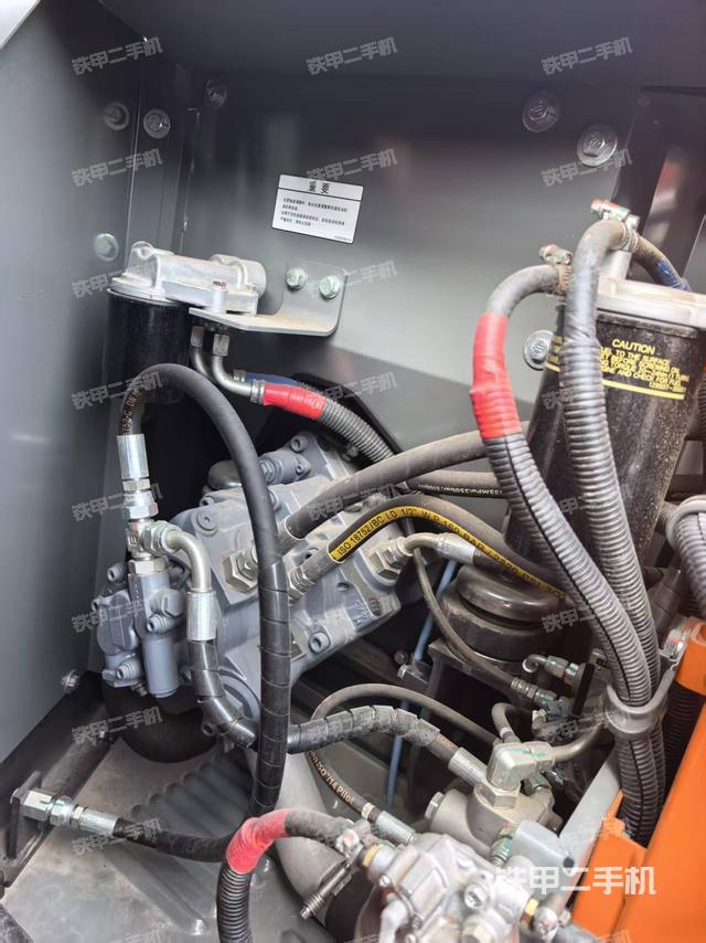 液壓泵艙室正面整體（整機(jī)外觀）