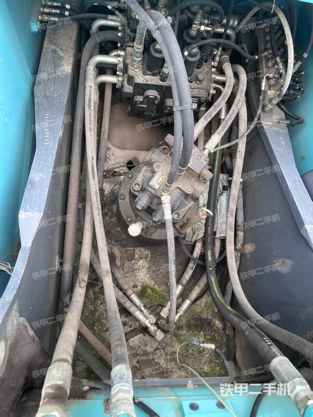 回轉(zhuǎn)馬達(dá)和主控閥（整機(jī)外觀）