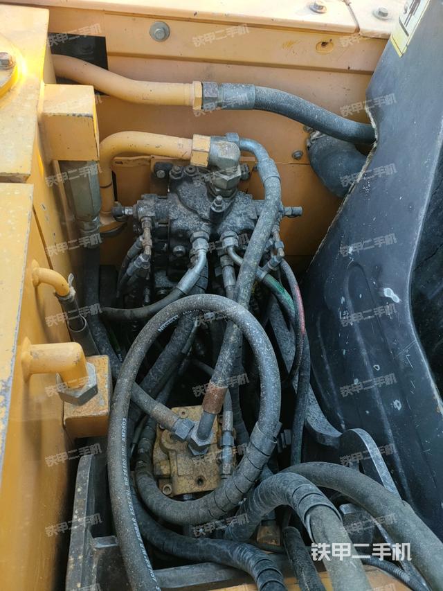 回轉(zhuǎn)馬達(dá)和主控閥（整機(jī)外觀）