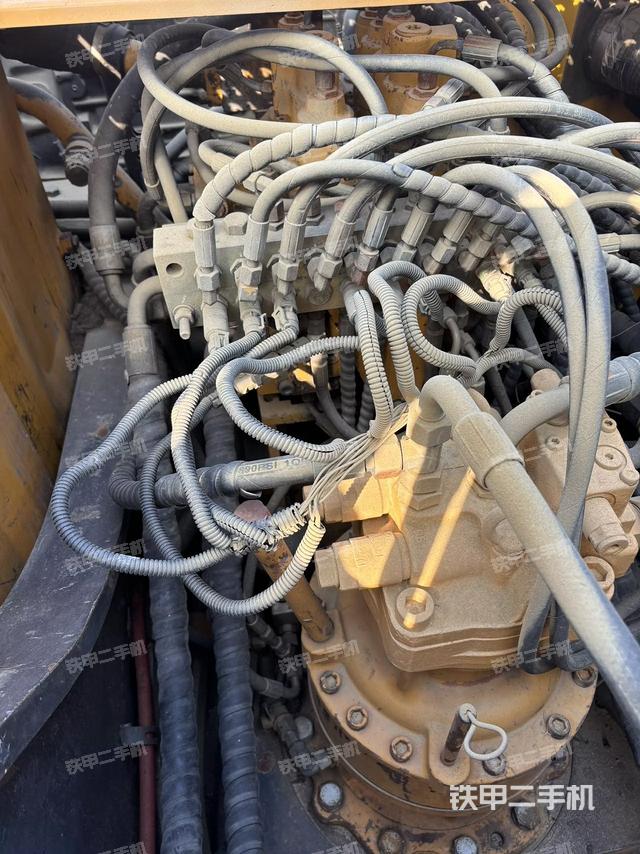 回转马达和主控阀（整机外观）