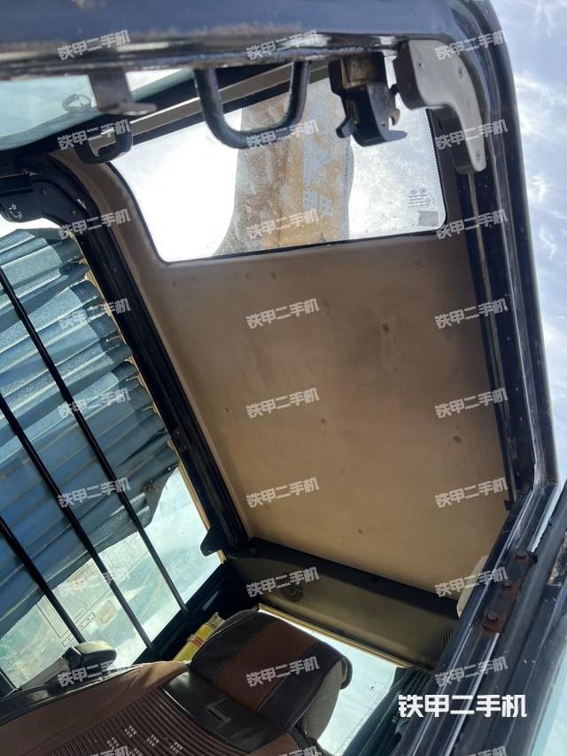 駕駛室頂部（整機外觀）