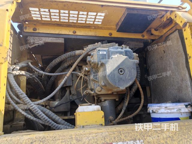 液压泵舱室正面整体（整机外观）