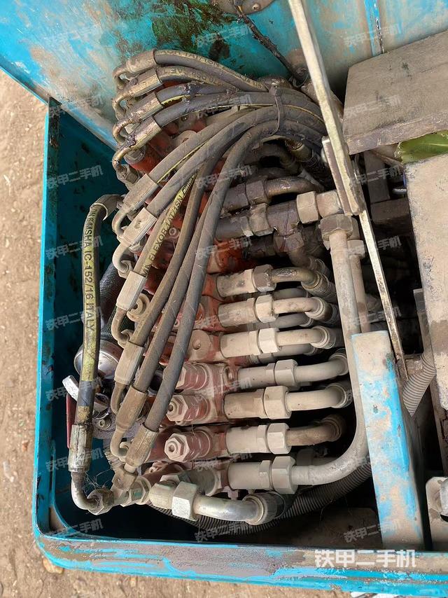 回转马达和主控阀（整机外观）