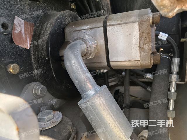 液压泵舱室正面整体（整机外观）