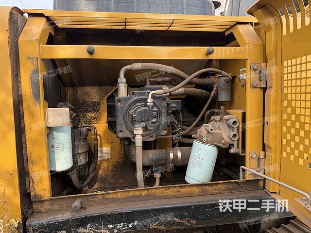 液压泵舱室正面整体（整机外观）