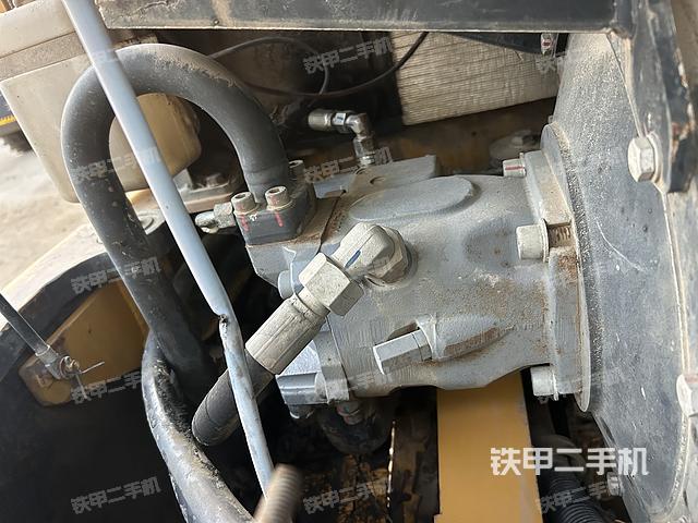 液压泵舱室正面整体（整机外观）