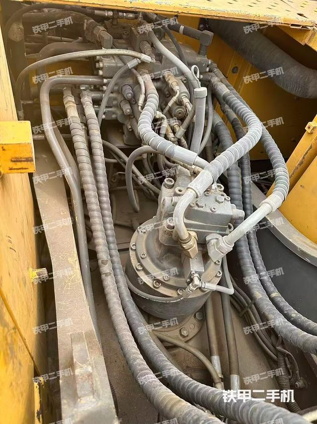 回轉(zhuǎn)馬達(dá)和主控閥（整機(jī)外觀）