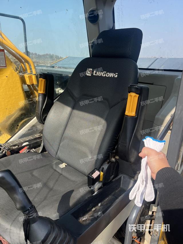 座椅右侧控制台/钥匙门/油门/含右手柄（驾驶室部分）