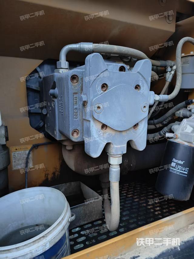 液压泵舱室正面整体（整机外观）