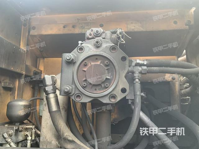 液压泵舱室正面整体（整机外观）