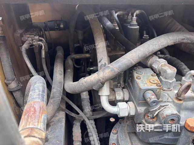 回转马达和主控阀（整机外观）