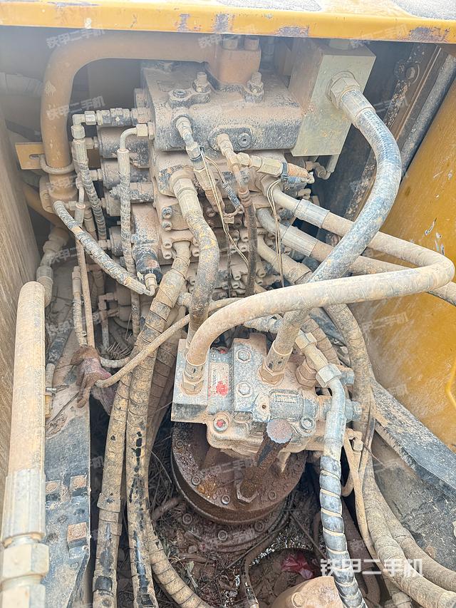 回转马达和主控阀（整机外观）