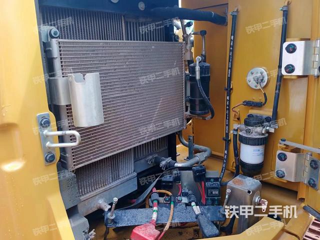 回转马达和主控阀（整机外观）