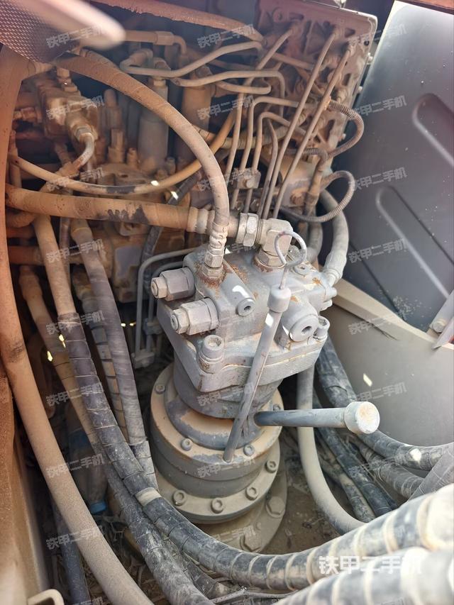 回转马达和主控阀（整机外观）