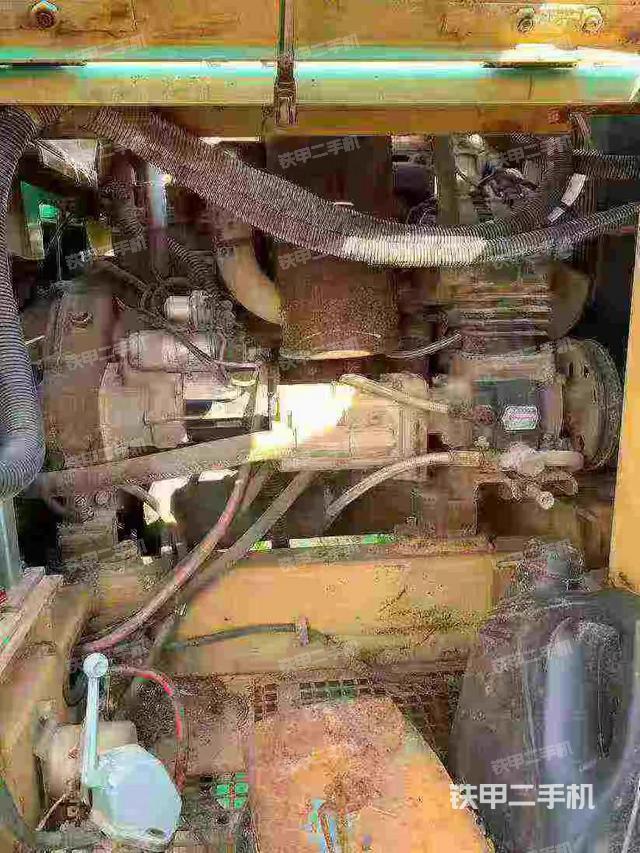 液壓泵艙室正面整體（整機外觀）