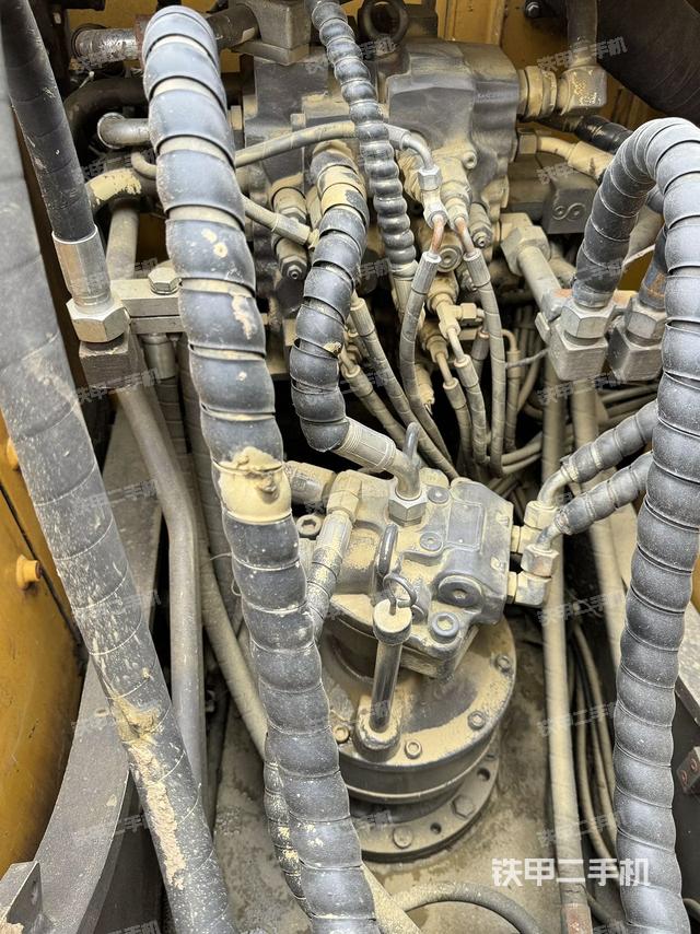 回轉(zhuǎn)馬達(dá)和主控閥（整機(jī)外觀）