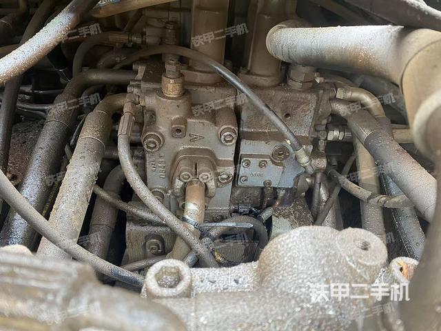 回转马达和主控阀（整机外观）