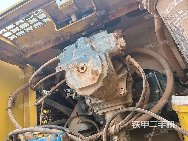 液壓泵艙室正面整體（整機外觀）