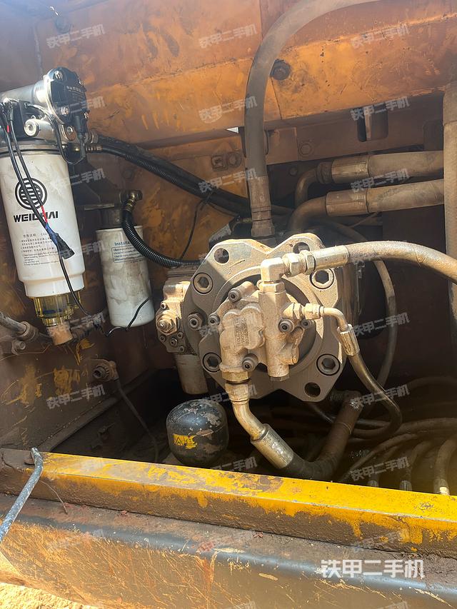 液壓泵艙室正面整體（整機外觀）