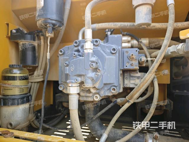 液压泵舱室正面整体（整机外观）