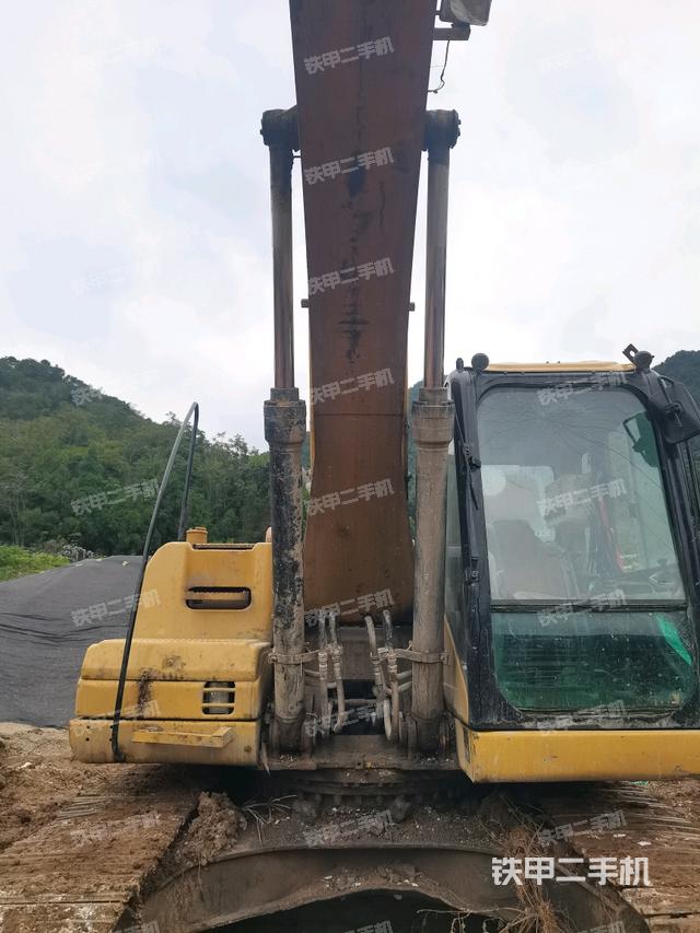 大臂油缸整体 竖拍（工作和回转装置）