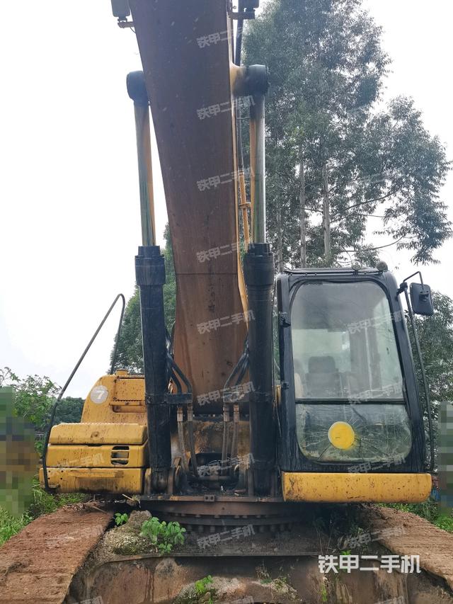 大臂油缸整体 竖拍（工作和回转装置）