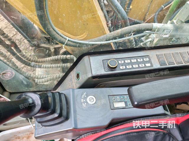 座椅右侧控制台/钥匙门/油门/含右手柄（驾驶室部分）