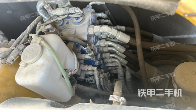 回转马达和主控阀（整机外观）