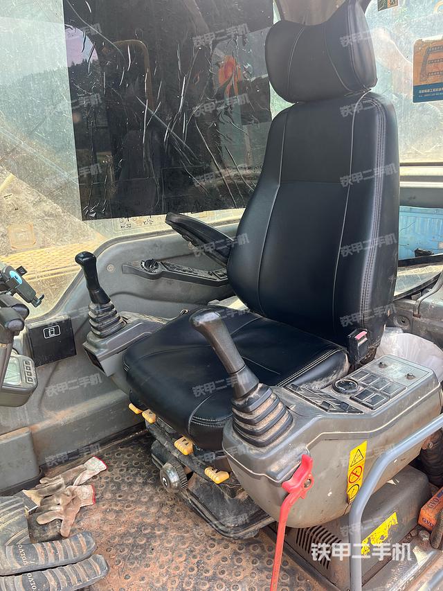 駕駛室整體（整機外觀）