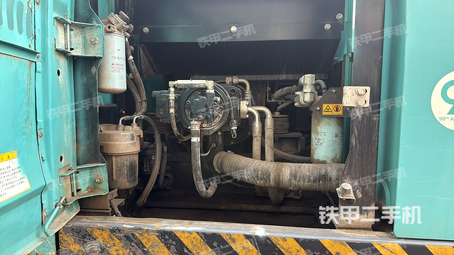 液压泵舱室正面整体（整机外观）