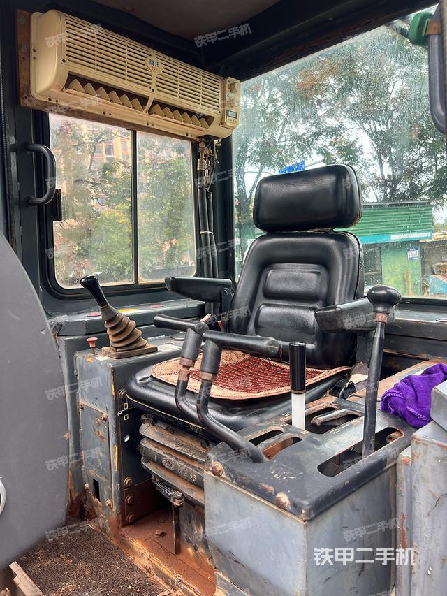 駕駛室操作臺(tái)（設(shè)備外觀及核心部件）