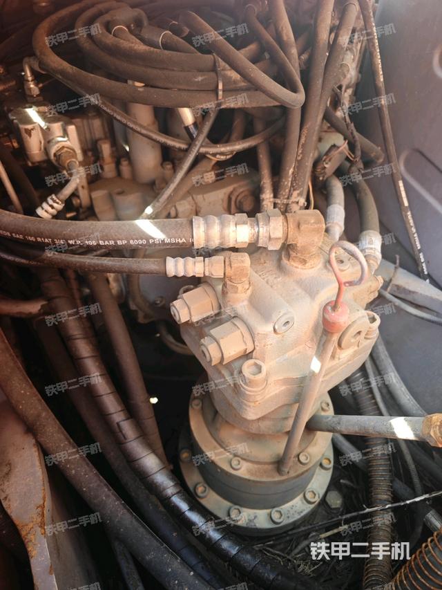 回转马达和主控阀（整机外观）