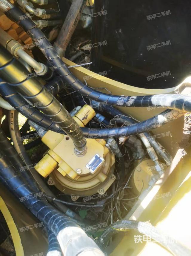 回轉(zhuǎn)馬達(dá)和主控閥（整機(jī)外觀）